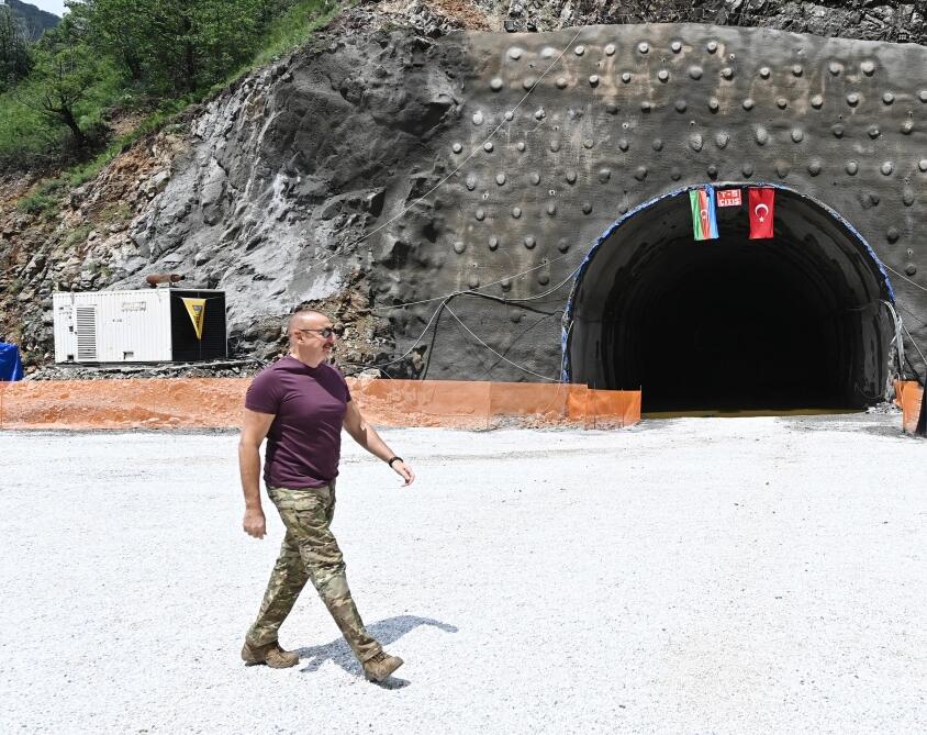 Президент Ильхам Алиев ознакомился со строительством автодороги Кяльбаджар-Лачин
