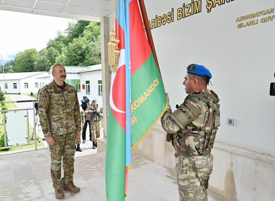 Президент Ильхам Алиев вручил боевое знамя воинской части коммандос в Кяльбаджарском районе