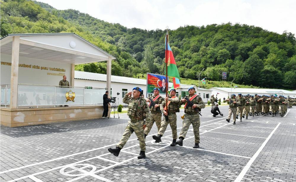 Президент Ильхам Алиев вручил боевое знамя воинской части коммандос в Кяльбаджарском районе
