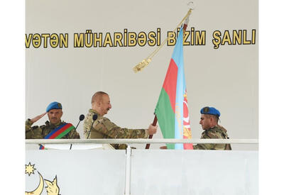 Президент Ильхам Алиев вручил боевое знамя воинской части коммандос в Кяльбаджарском районе - ФОТО