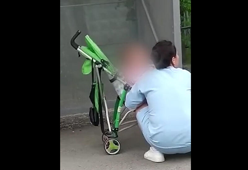 Россиянка дала малолетнему ребенку покурить вейп прямо в коляске
