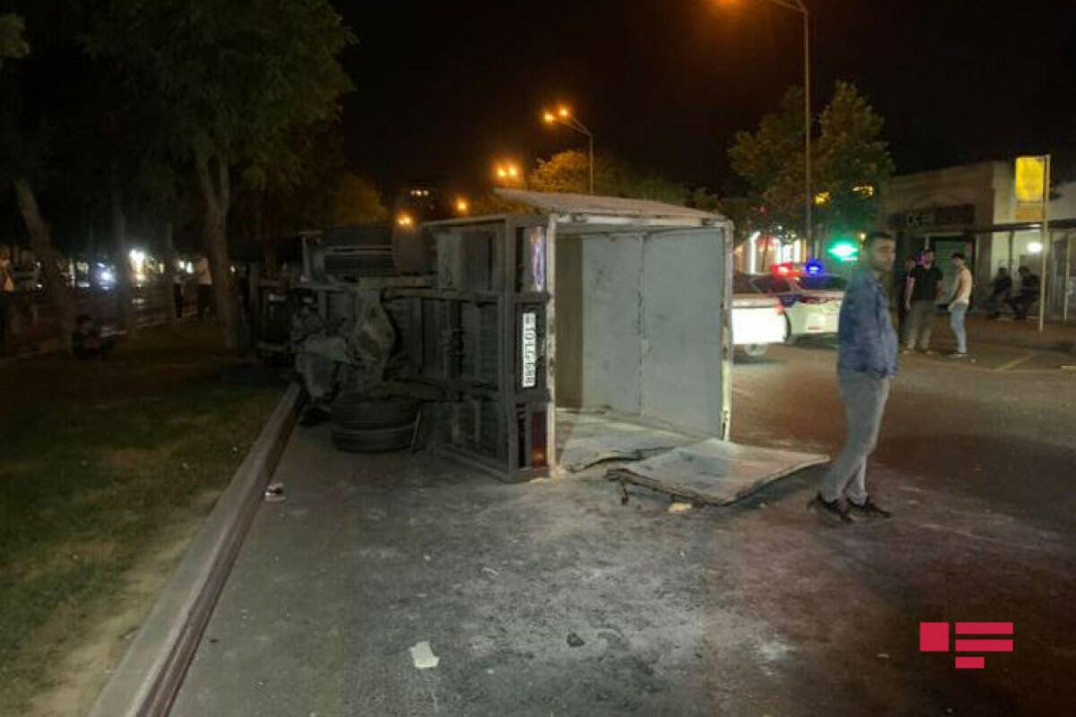 В Баку перевернулся грузовик с мукой