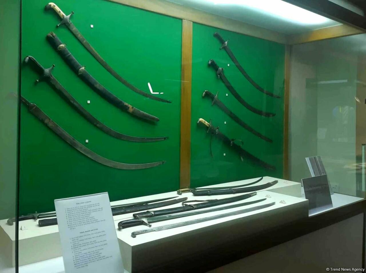 В Баку открылась выставка уникального декоративного оружия