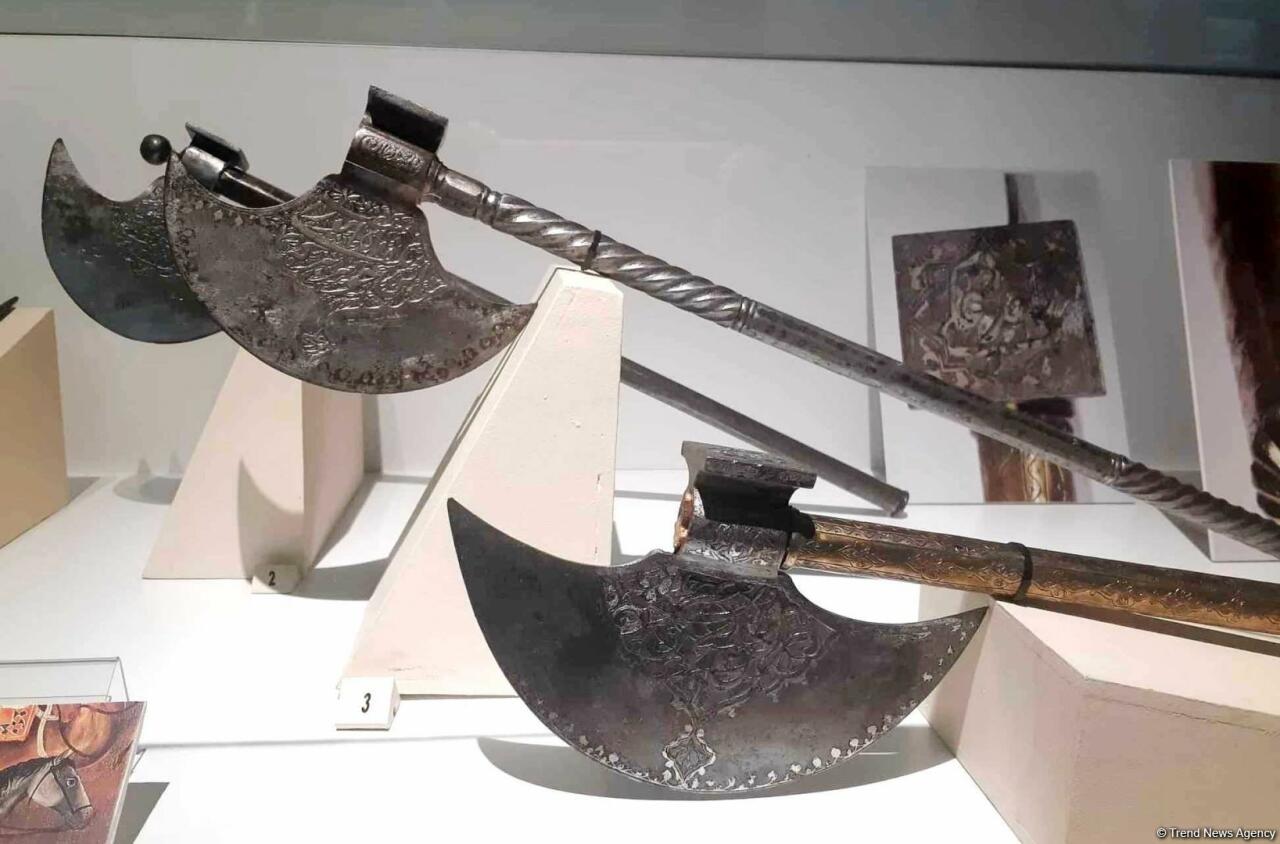 В Баку открылась выставка уникального декоративного оружия