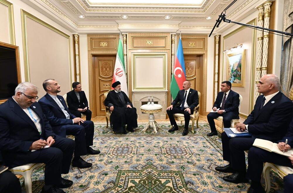 Президент Ильхам Алиев встретился в Ашхабаде с Президентом Ирана Сейедом Ибрахимом Раиси
