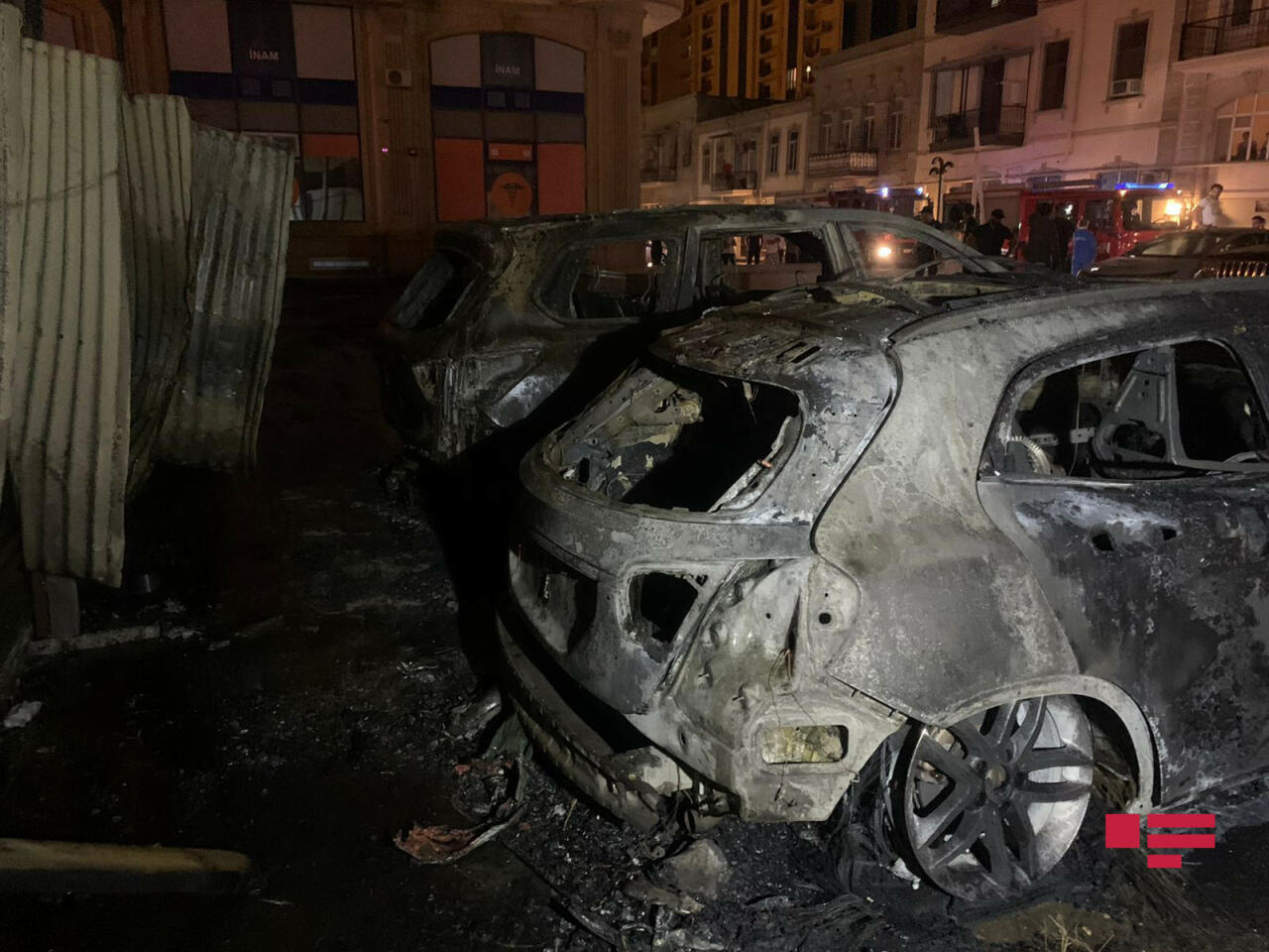 Крупный пожар в центре Баку - сгорели автомобили