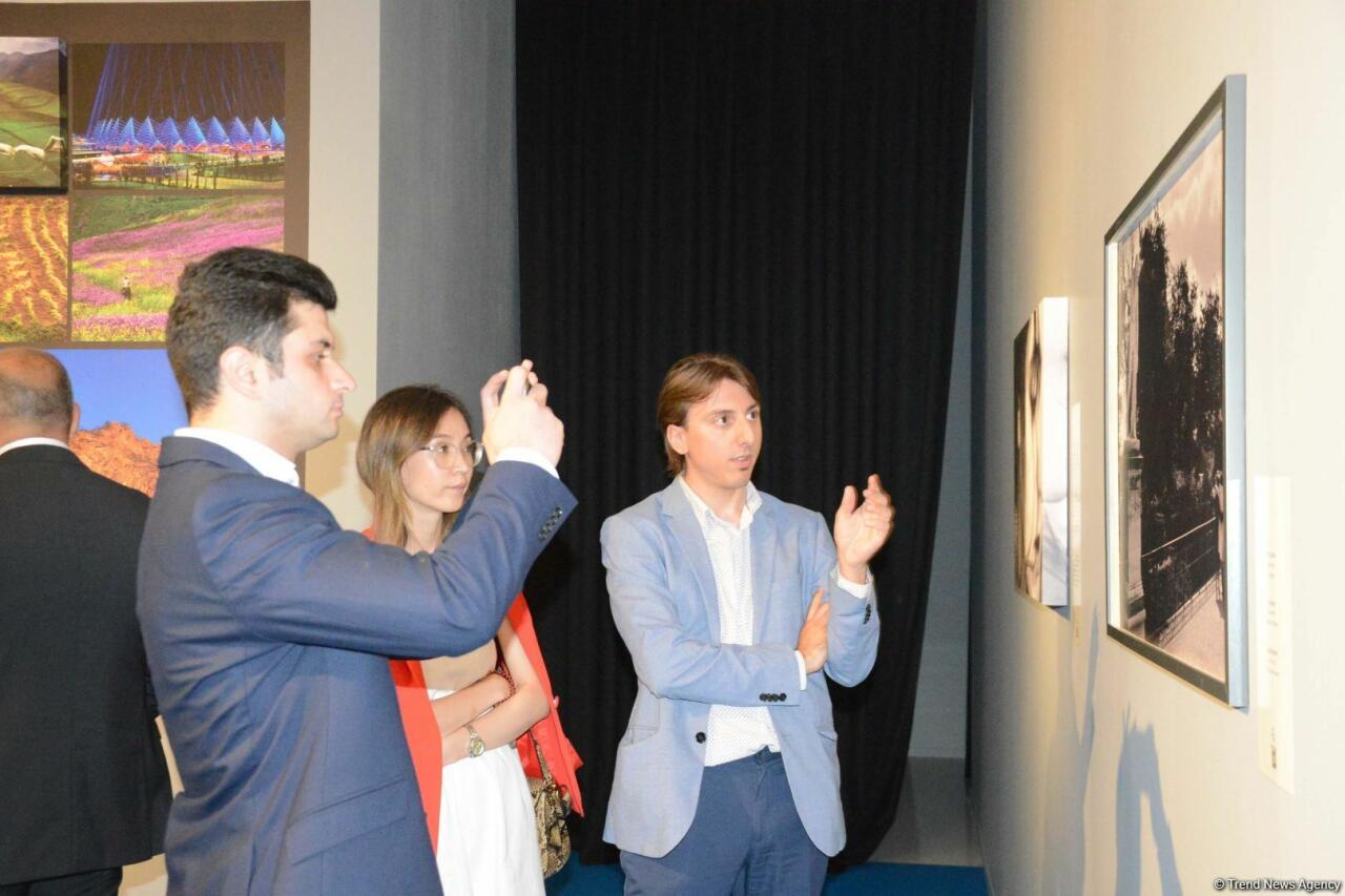 В Центре Гейдара Алиева состоялось открытие экспозиции всемирно известного французского фотографа "Внутренняя Одиссея Резы"