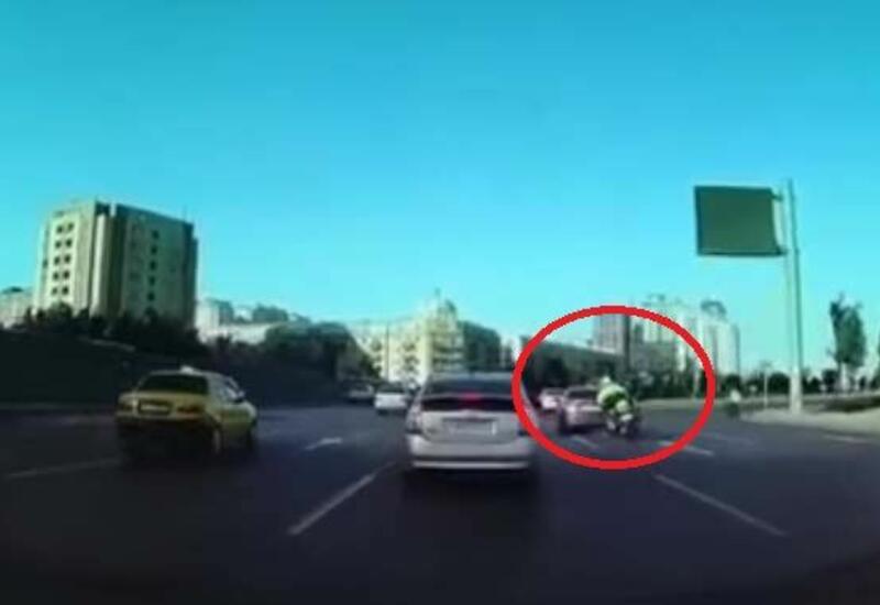 В Баку сотрудник дорожной полиции попал в аварию на мотоцикле