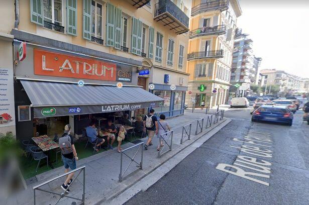 В стене популярного у туристов бара в Ницце нашли останки замурованного человека