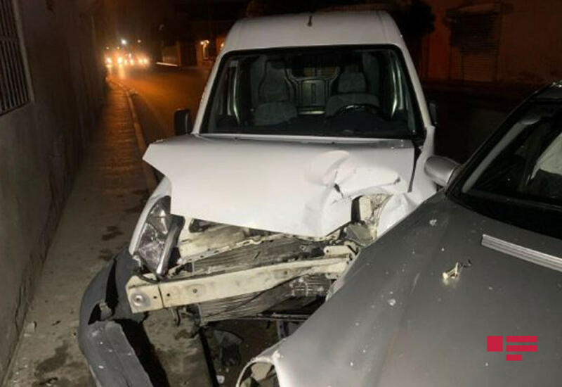 В Баку столкнулись два автомобиля,