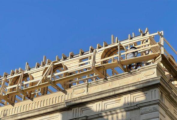 С крыши исторического здания в Баку демонтируют незаконно построенную мансарду