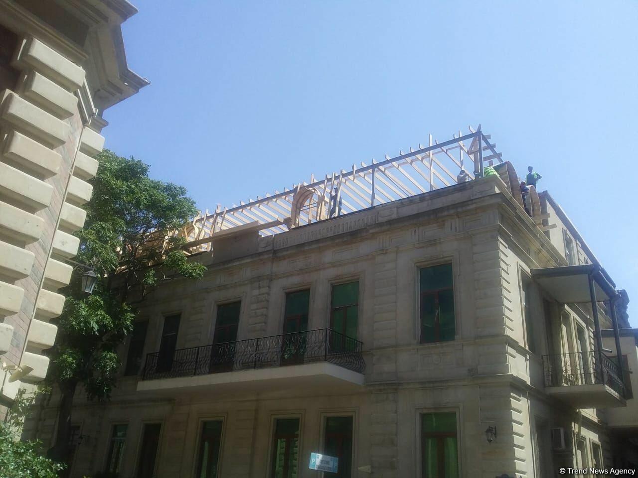 С крыши исторического здания в Баку демонтируют незаконно построенную мансарду