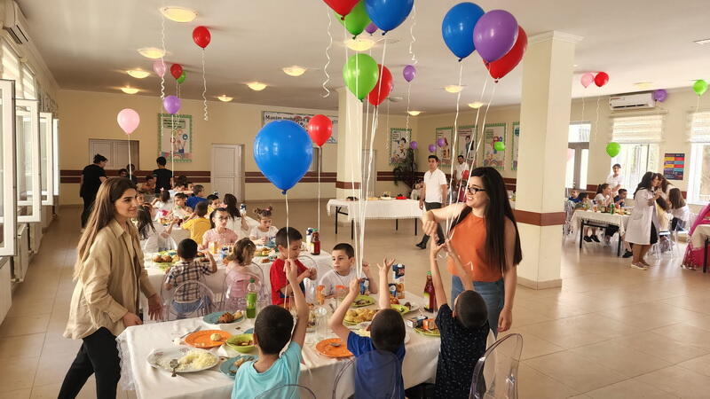 По инициативе вице-президента Фонда Гейдара Алиева Лейлы Алиевой для воспитанников детских домов и пожилых был организован обед и вручены различные подарки