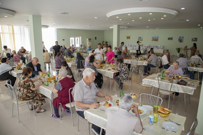По инициативе вице-президента Фонда Гейдара Алиева Лейлы Алиевой для воспитанников детских домов и пожилых был организован обед и вручены различные подарки