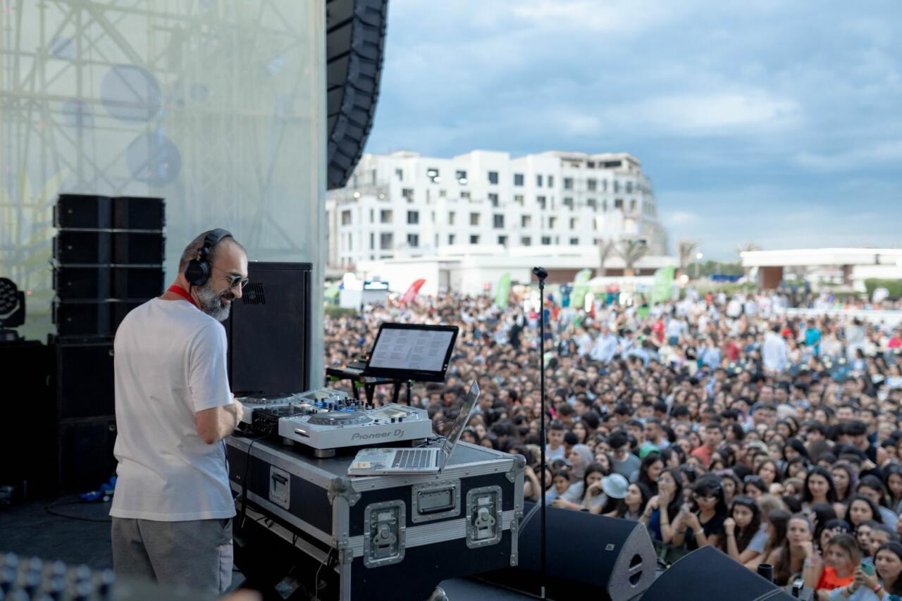 Фейерверк хитов, драйв и мощная энергетика: Концерт Jony в Баку