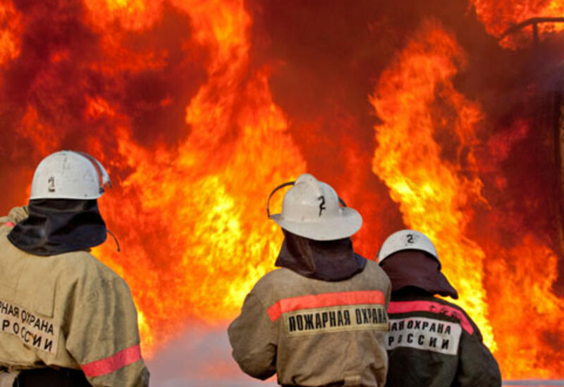 Крупный пожар вспыхнул на складах в России