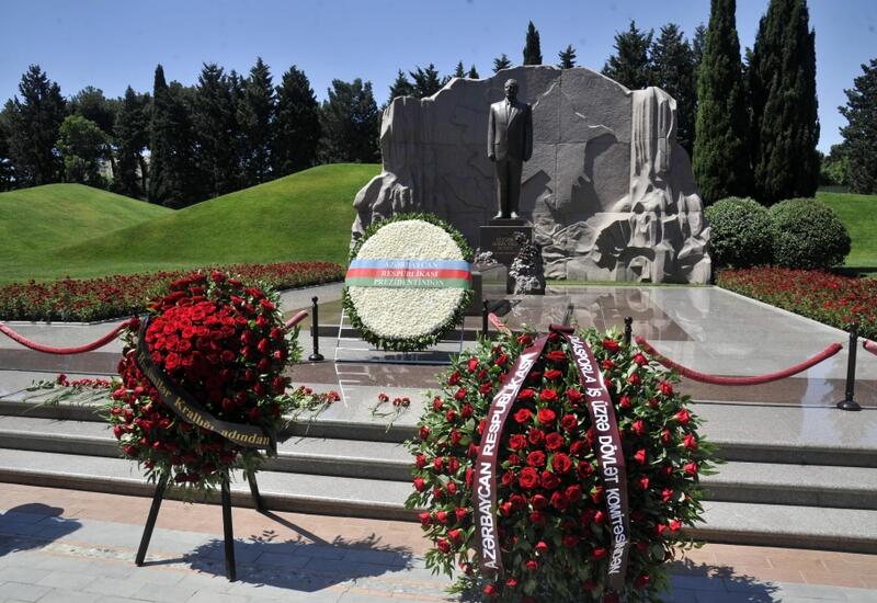 Сотрудники Госкомитета по работе с диаспорой посетили могилу общенационального лидера Гейдара Алиева