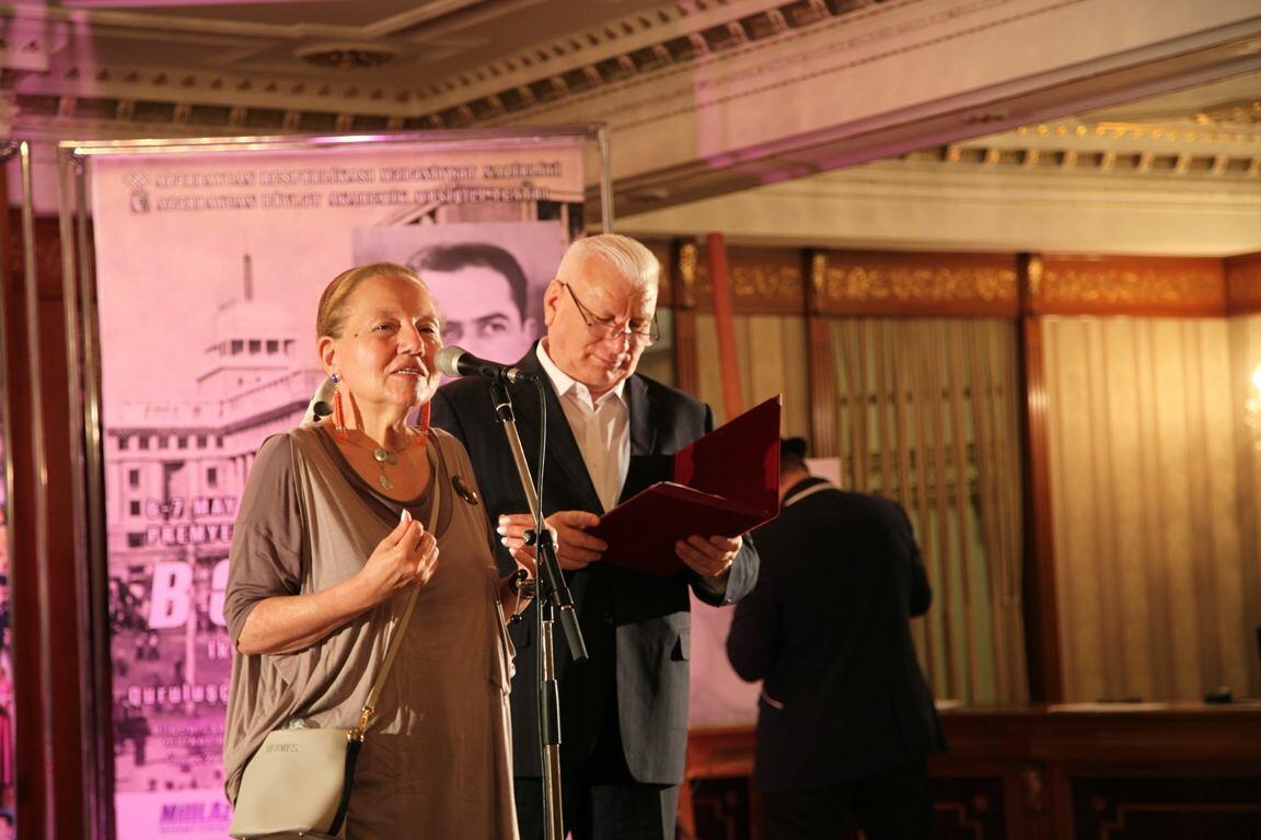В Баку прошла церемония награждения лучших актеров театрального сезона