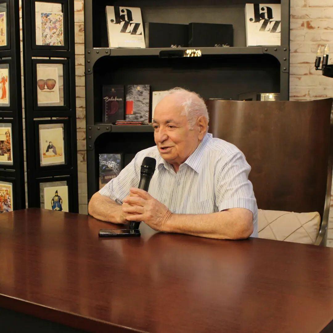 В Бакинском книжном центре состоялась встреча с народным поэтом Вахидом Азизом
