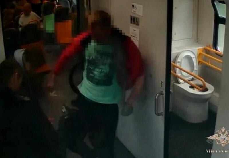 Группа пьяных мужчин избила двух пассажиров в подмосковной электричке