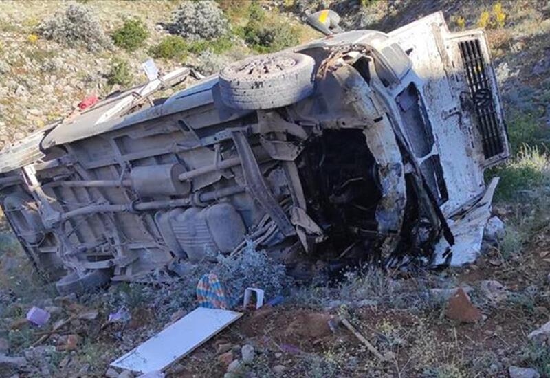 В Турции перевернулся автобус, есть погибшие и раненые