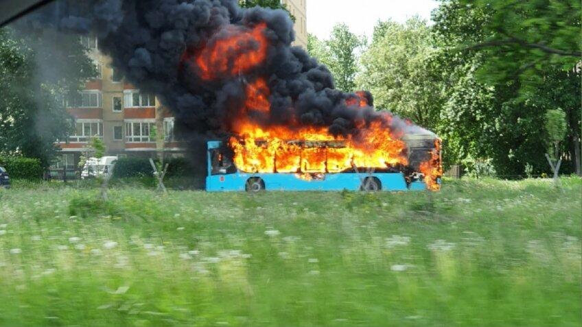 Пассажирский автобус загорелся в Санкт-Петербурге