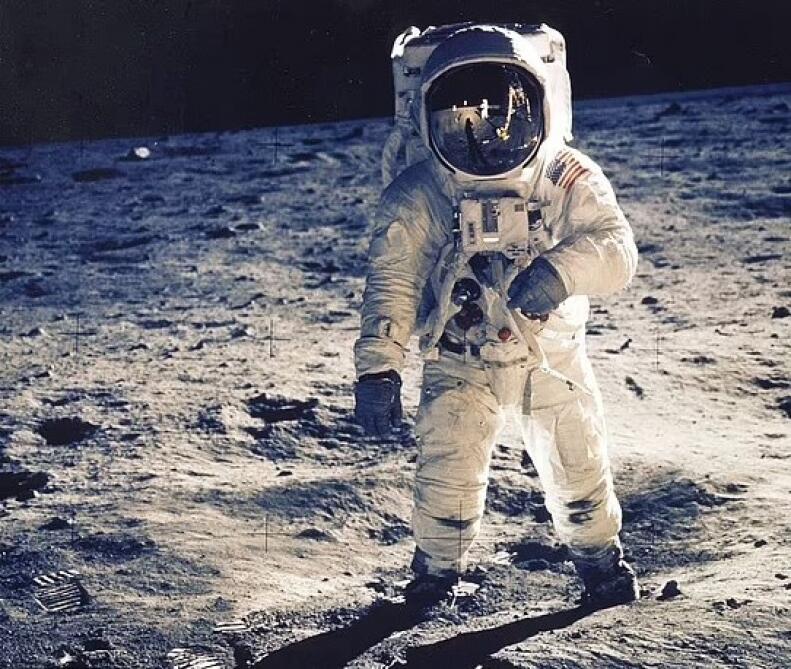 На Луне до сих пор видны следы астронавтов миссии «Аполлон-11»
