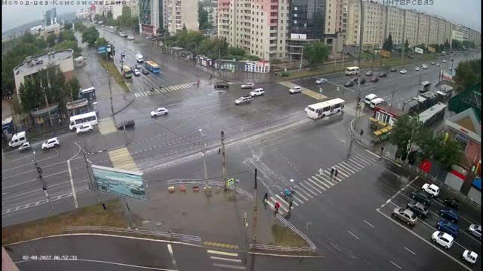 В Челябинске автобус врезался в гостиницу