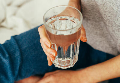 Почему полезно пить натощак теплую воду?