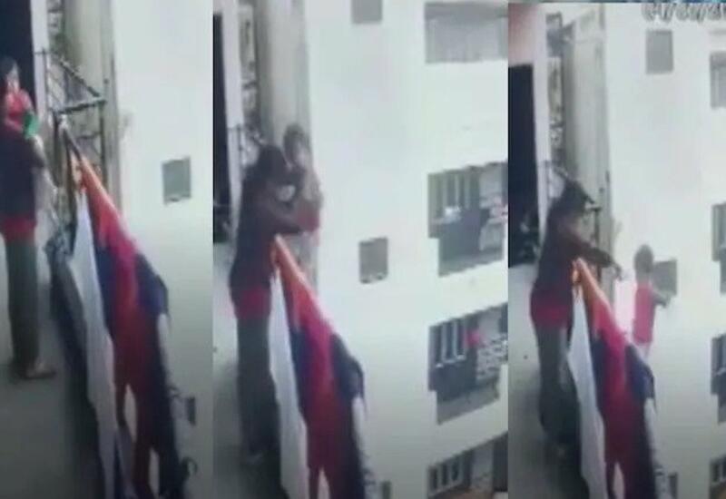 Женщина сбросила дочь-инвалида с балкона четвертого этажа в Индии