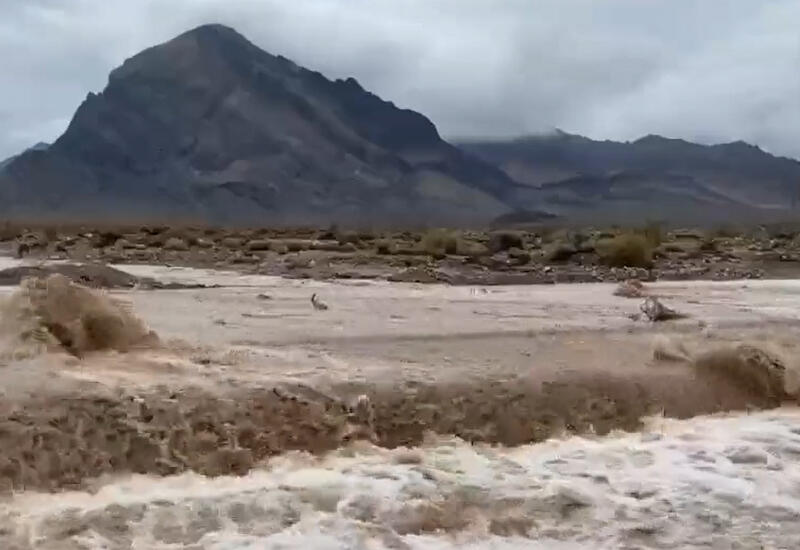 Дожди размыли Долину Смерти в США, заперев внутри сотни туристов
