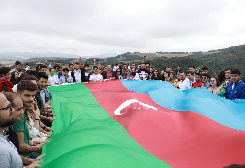 Диаспорская молодежь развевала флаг Азербайджана на Джыдыр дюзю