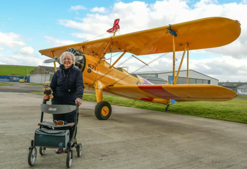 93-летнюю британку привязали к самолету и сделали мертвую петлю
