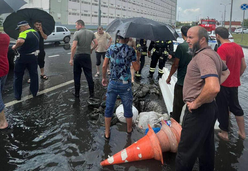 В Москве рабочие провалились в канализационный коллектор