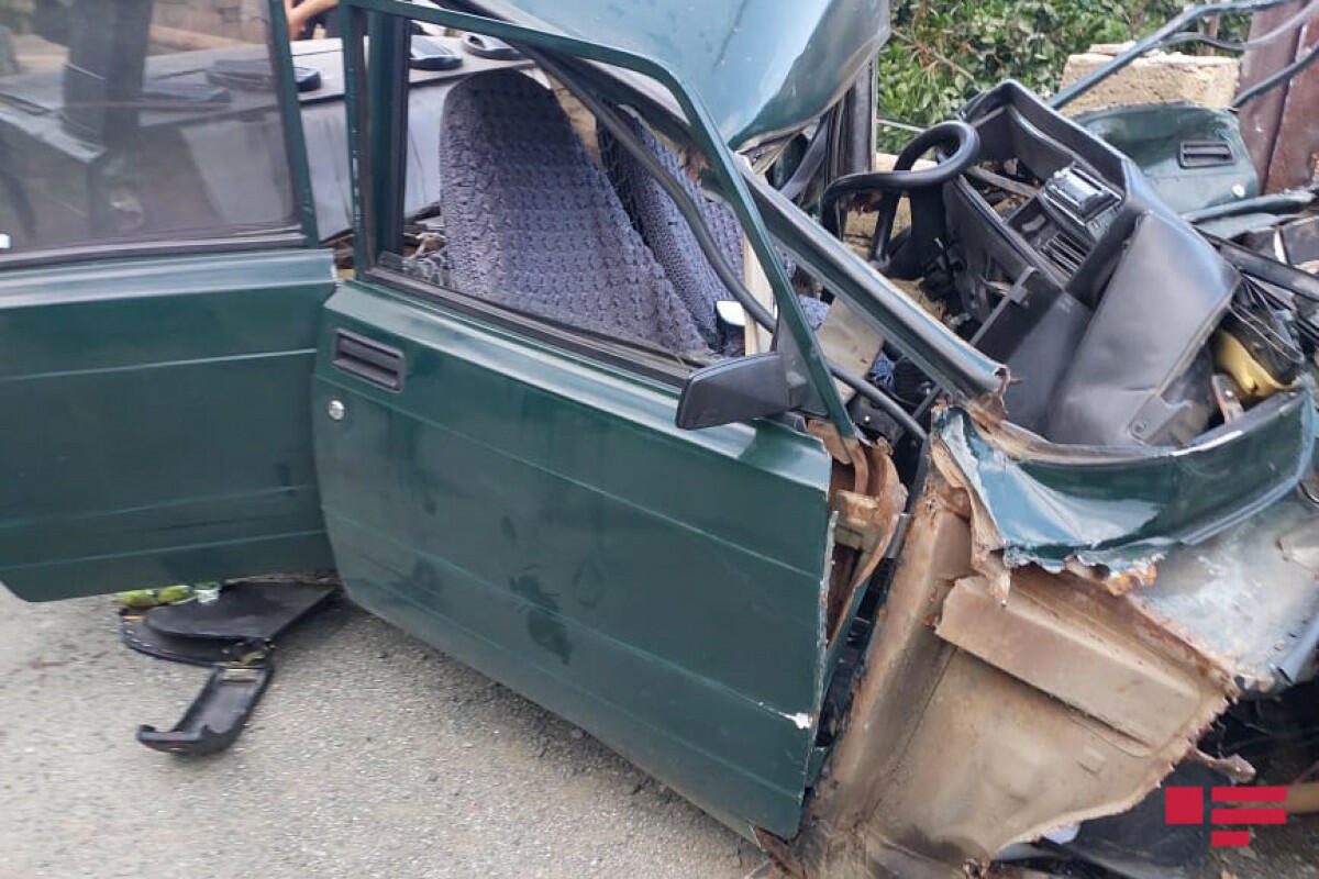 В Лянкяране автомобиль врезался в каменное ограждение