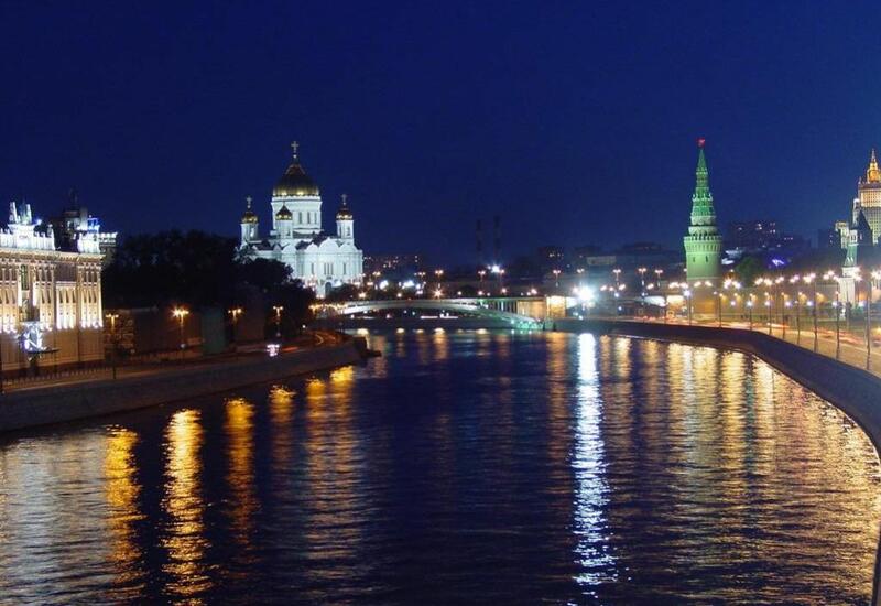 На поверхности Москва-реки обнаружили большое нефтяное пятно