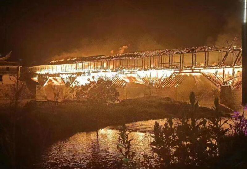 В Китае обрушился деревянный мост