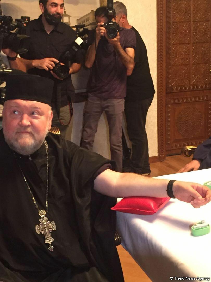 В Азербайджане главы религиозных конфессий сдали кровь