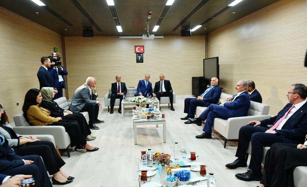 Президент Ильхам Алиев присутствовал на ужине в честь глав государств, правительств и делегаций, участвующих в церемонии открытия Пятой Исламиады
