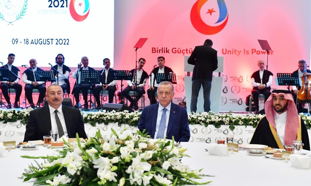 Президент Ильхам Алиев присутствовал на ужине в честь глав государств, правительств и делегаций, участвующих в церемонии открытия Пятой Исламиады