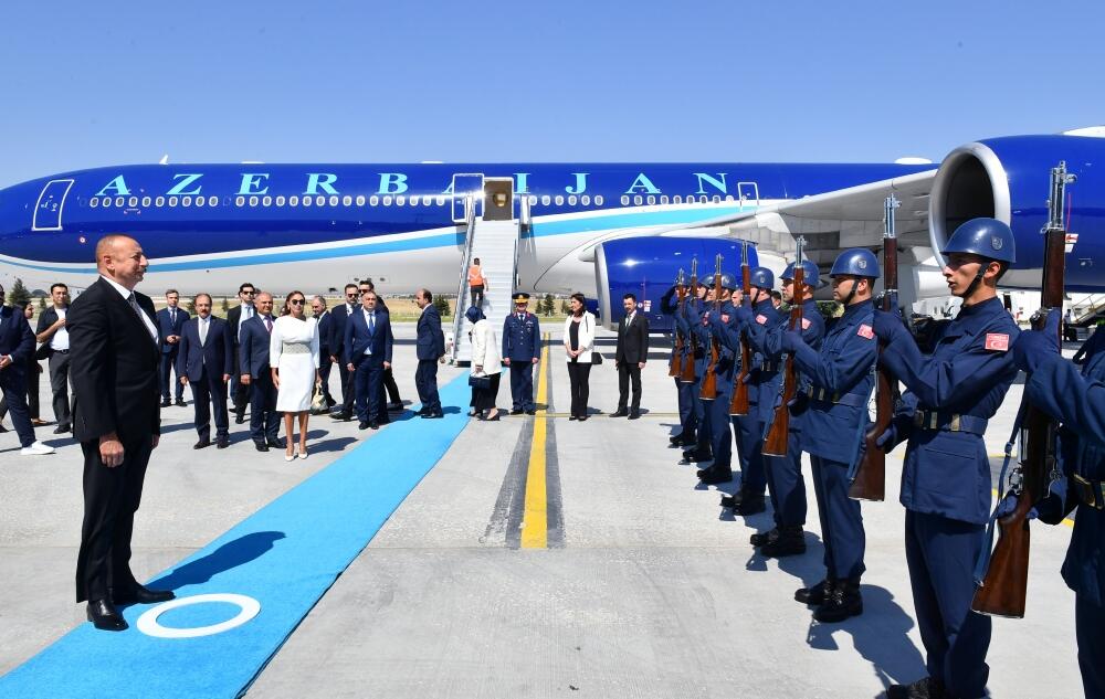 Президент Ильхам Алиев и Первая леди Мехрибан Алиева прибыли с рабочим визитом в ​​Турцию