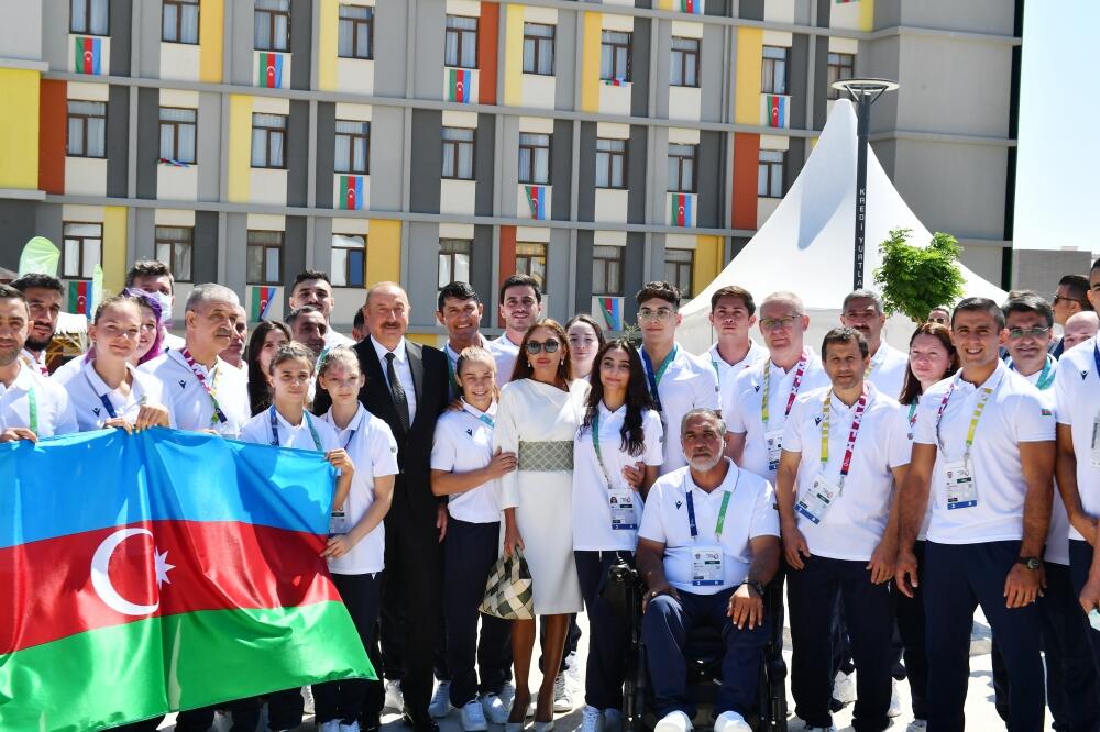 Президент Ильхам Алиев и Первая леди Мехрибан Алиева встретились со спортсменами, представляющими нашу страну на V Играх исламской солидарности в Конье