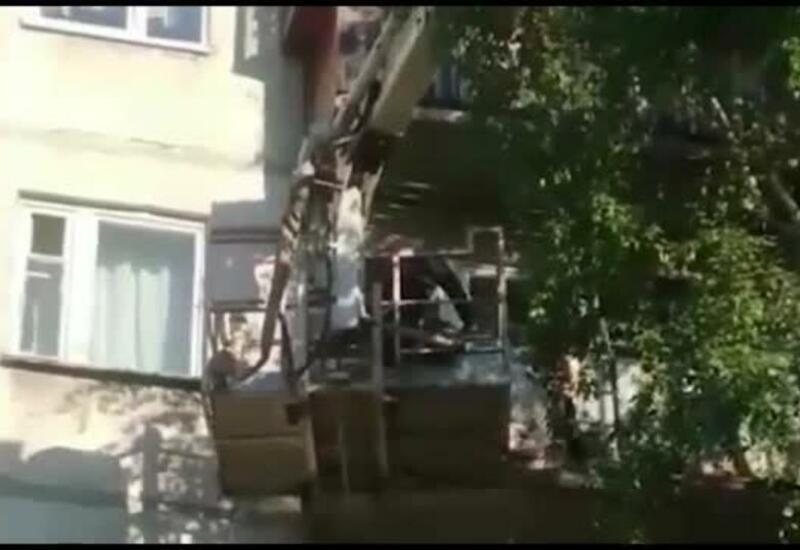 Ребенка, сутки просидевшего запертым дома, эвакуировали с балкона
