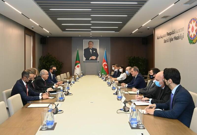 Проходит встреча глав МИД Азербайджана и Алжира