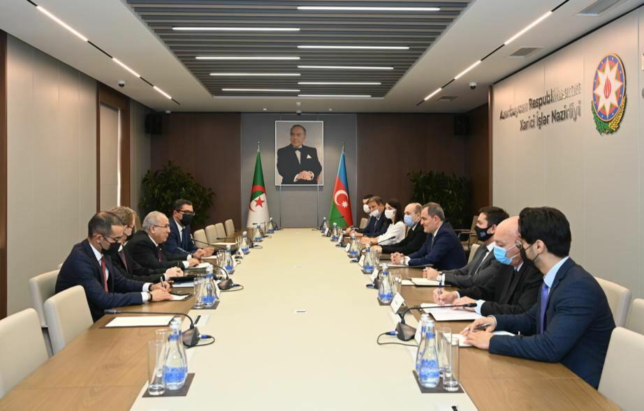 Проходит встреча глав МИД Азербайджана и Алжира