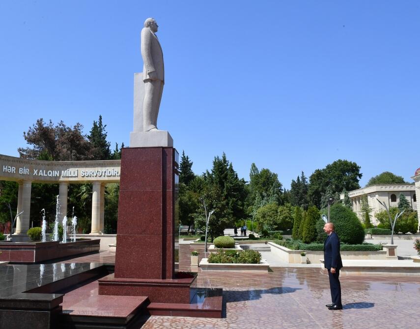 Президент Ильхам Алиев посетил памятник великому лидеру Гейдару Алиеву в Агсу