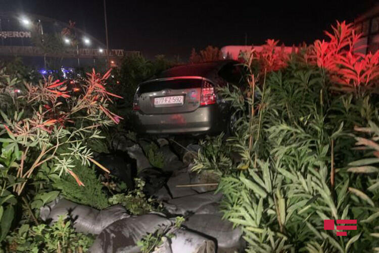 Пьяный водитель въехал в цветочный павильон на шоссе Баку-Сумгайыт