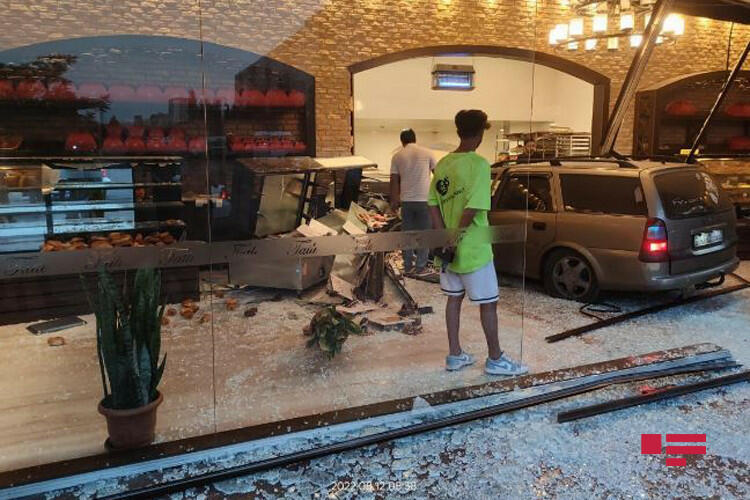 В Баку автомобиль врезался в кондитерскую