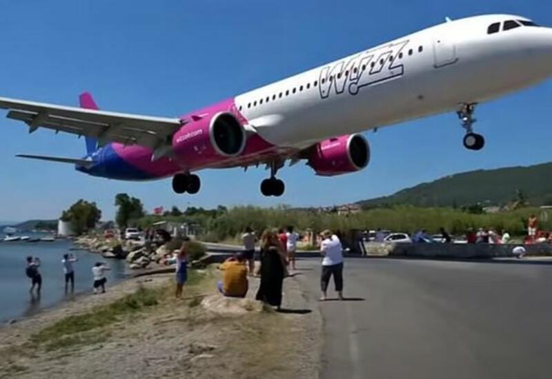 Летящий экстремально низко самолет напугал туристов на пляже