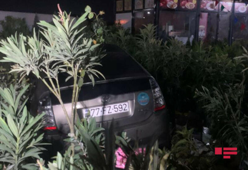 Пьяный водитель въехал в цветочный павильон на шоссе Баку-Сумгайыт